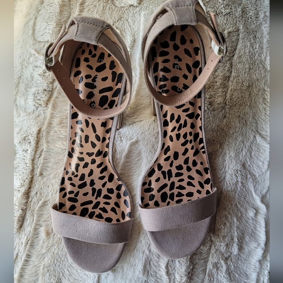 EUC ASOS Look block heel sandal in stone size 8 - Picture 4 of 7